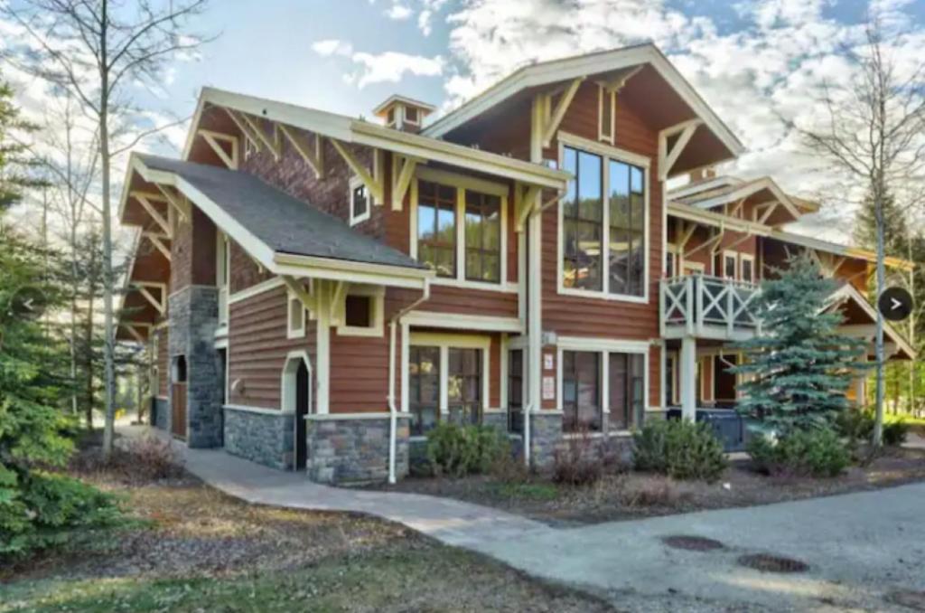 Cozy 2 Bedroom 2 Bathroom Ski in Ski out Townhouse