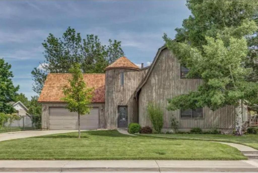 Unique Home Perfect for Large Gatherings. Pets welcome!