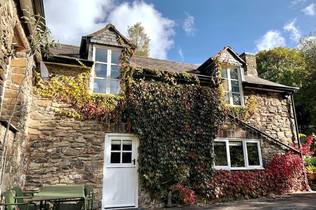 River Cottage, a luxurious and cosy riverside cottage for two