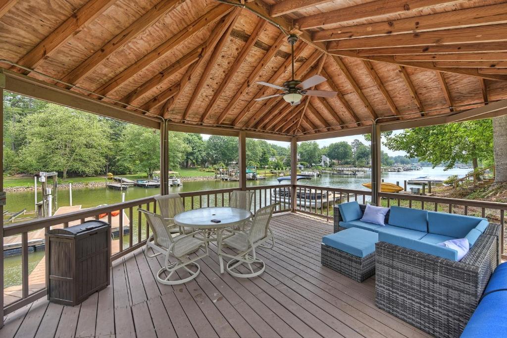 Shades of Summer by AvantStay Gazebo Dock View