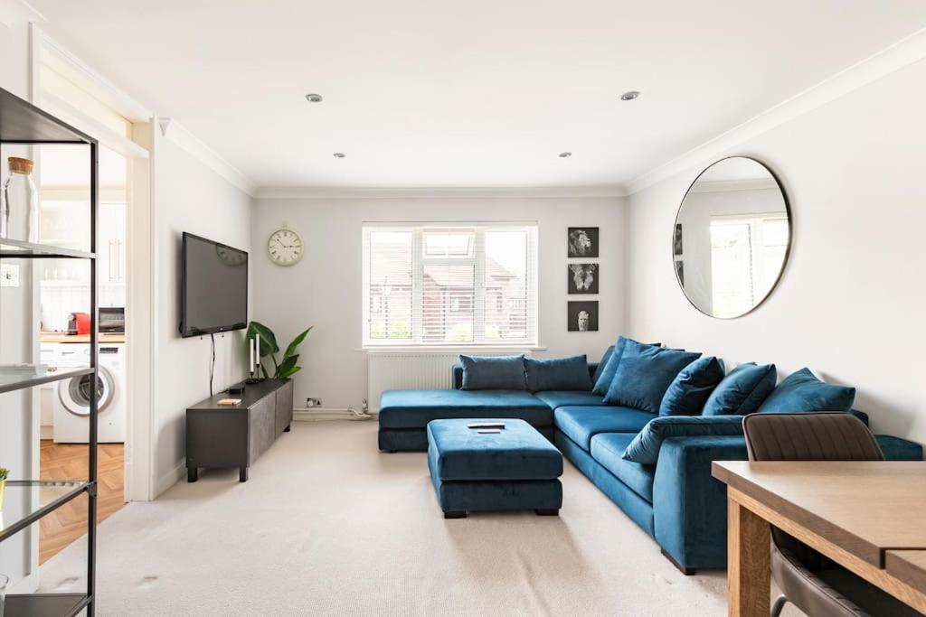 Spacious light flat in fantastic location!