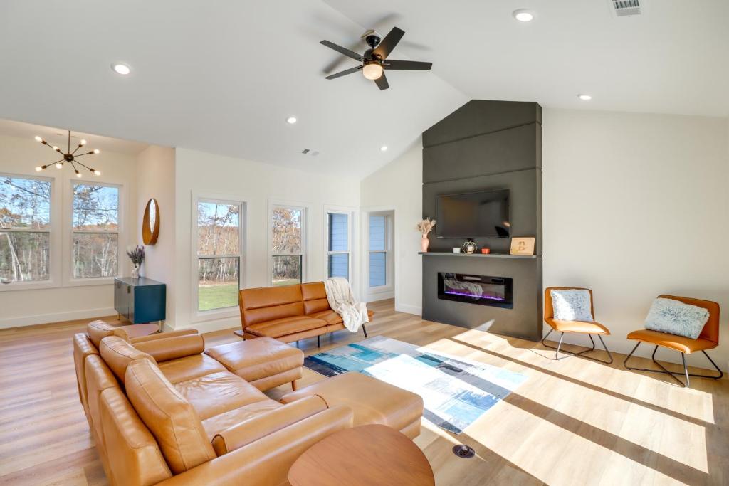 Gorgeous Harrison Getaway with Patio and Kayak!