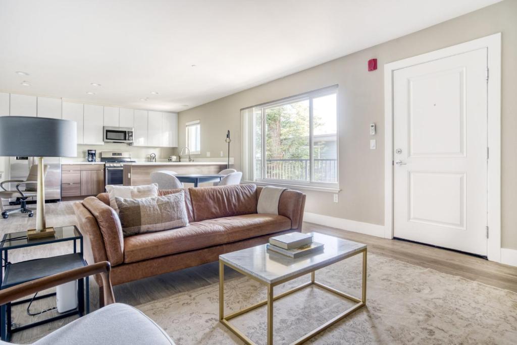 Campbell 2BR w Pool Gym Spa nr WF TJ SFO-997
