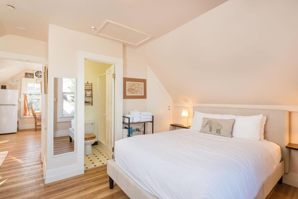 Downtown Loft-Sauna,Bikes,Hot Tub & Great Fun