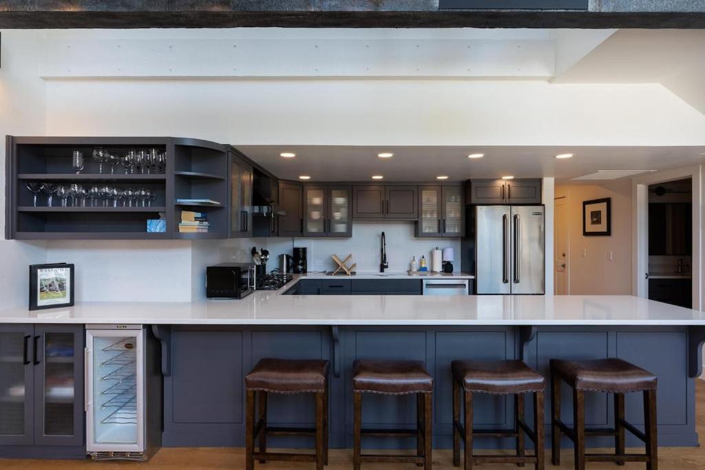 Just Remodeled! The Big Wood Retreat with a Loft