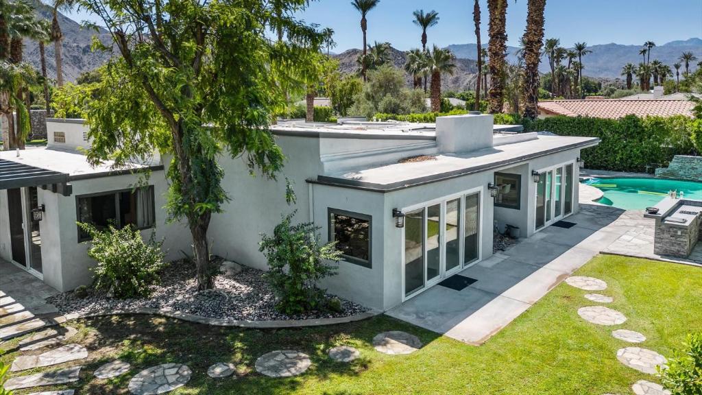 IW301 Contemporary 3 bedroom Indian Wells Escape