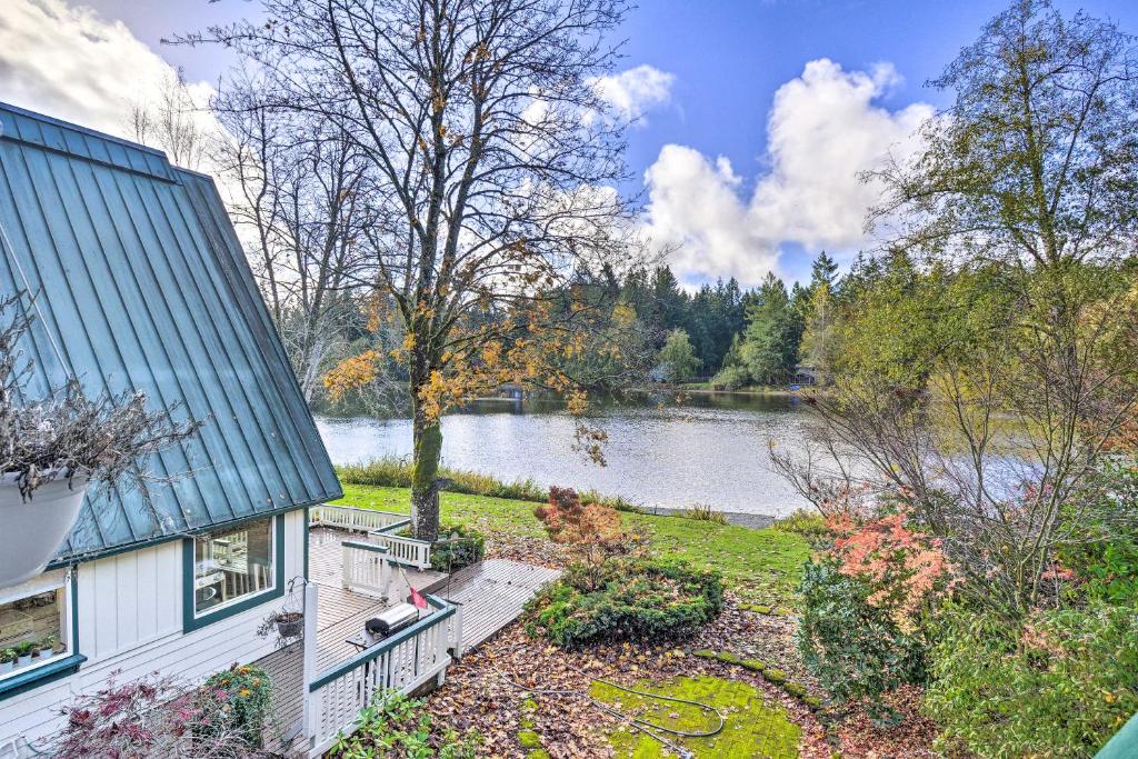 Peaceful Waterfront Cottage with SUPs, Kayaks and More