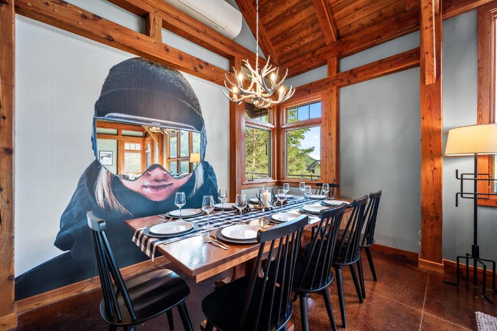 Walk to Village! Stunning timber chalet! Hot-Tub, Bonfire & more!