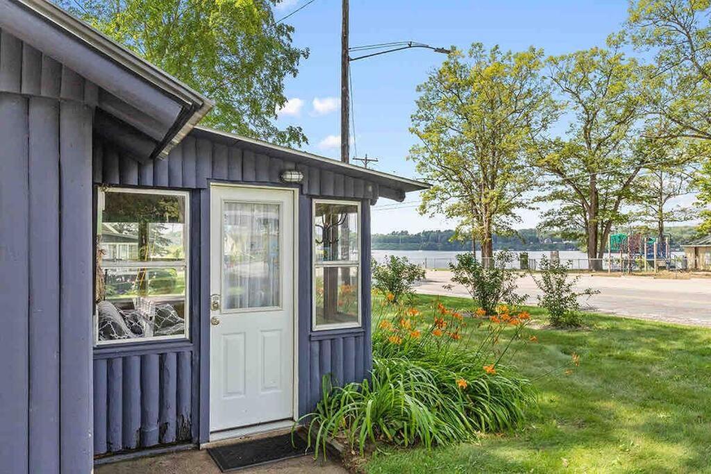 Cozy pet friendly cabin with dock, firepit, bikes, grill