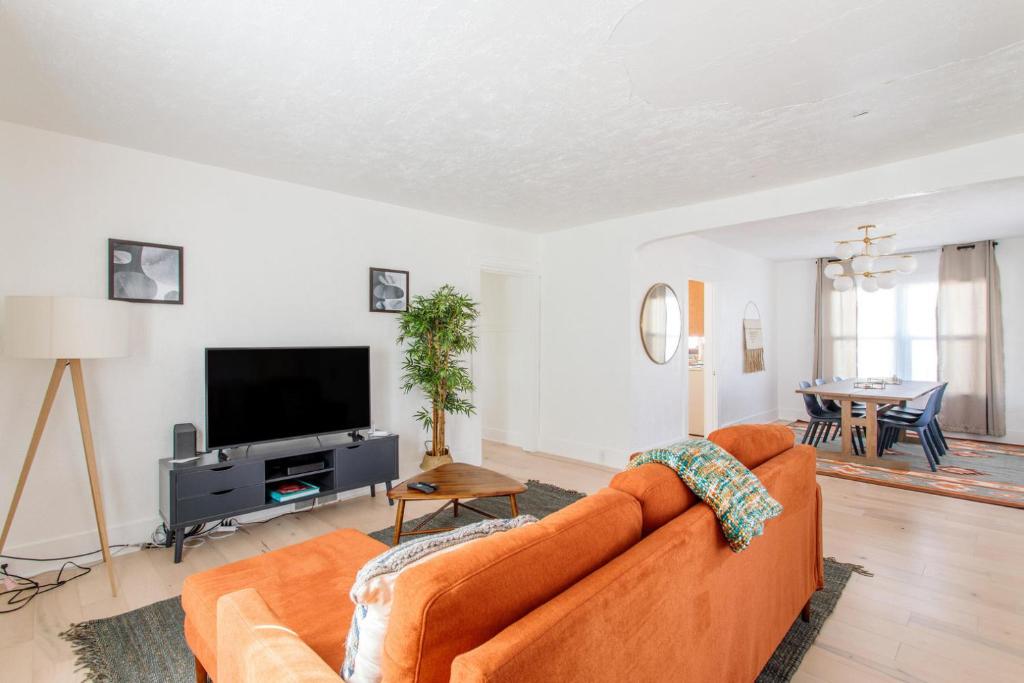 Sumner 2br w parking nr parks schools markets SEA-684