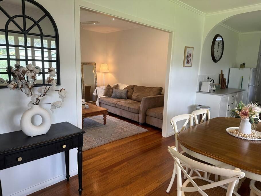 Cosy Queenslander in the heart of town.