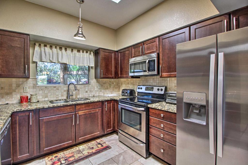 Relaxing Green Valley Townhome about 30 Mi to Tucson!