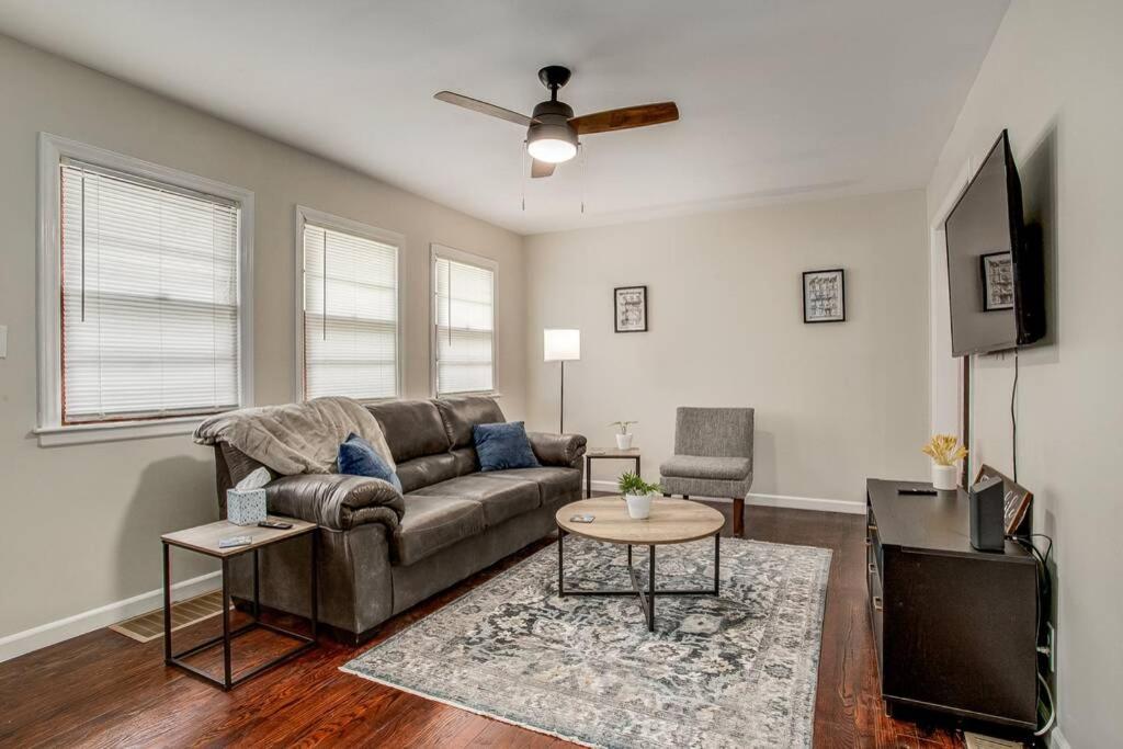 Chic Home with Huge Grassy Yard 7 mins to Arrowhead Stadium