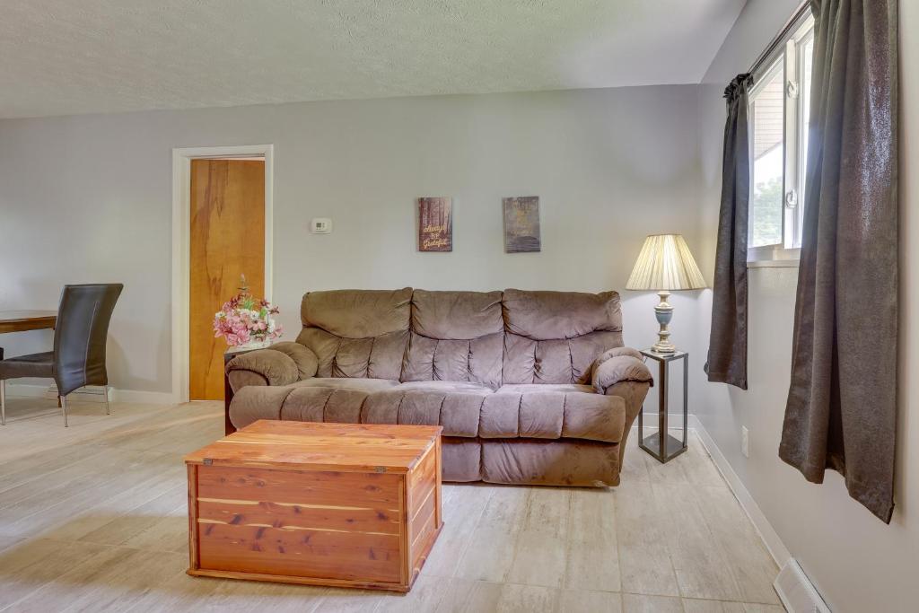 Cozy Youngstown Apartment with Central A and C and Heating