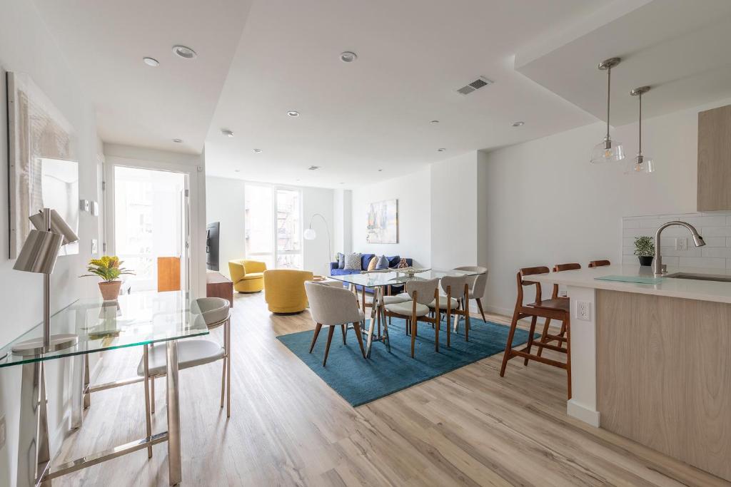 Sun-kissed 3BR Loft with Patio Minutes to NYC