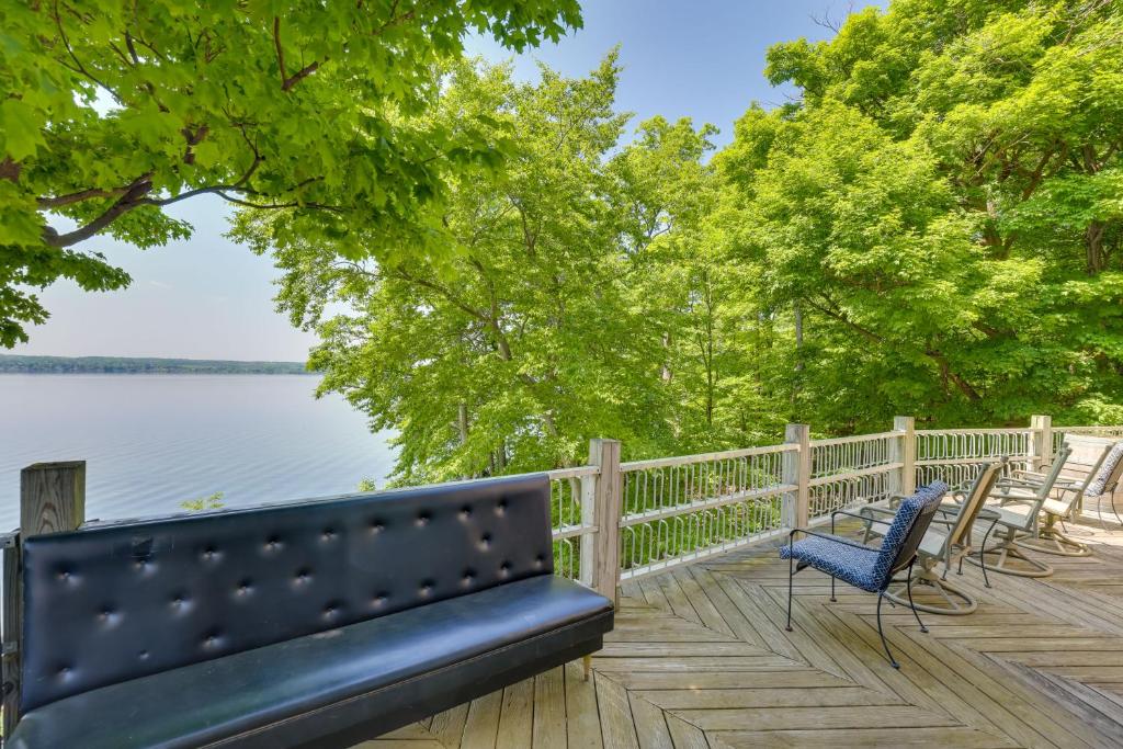 Lockes Glen - Lakefront Getaway with Dock!