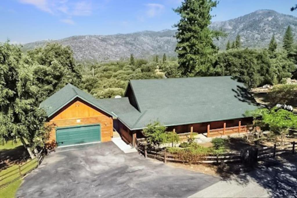 Yosemite Villa a Secluded Log Cabin Retreat with Mtn Views
