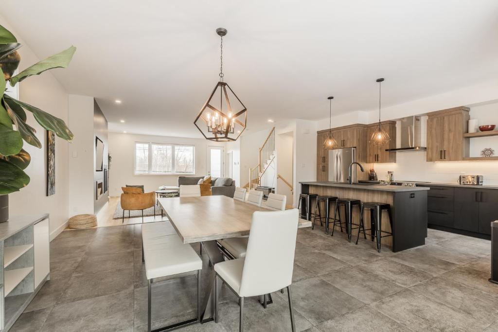Le Memph Chouette spacious comfortable condo cottage eco responsible 3 bedrooms private garage - 2 hot tubs & pool Memphrémagog Lake