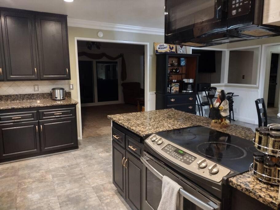 Peaceful & Cozy 3 bedroom Ranch-Home w/Fireplace