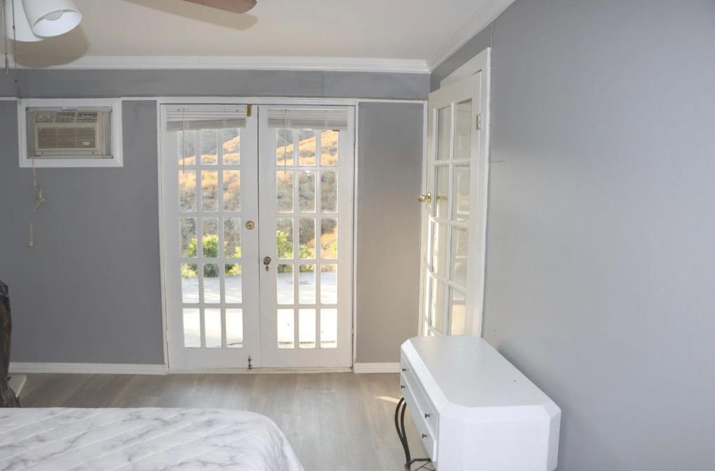Accommodating Bottom-Floor Room Next to Mountain
