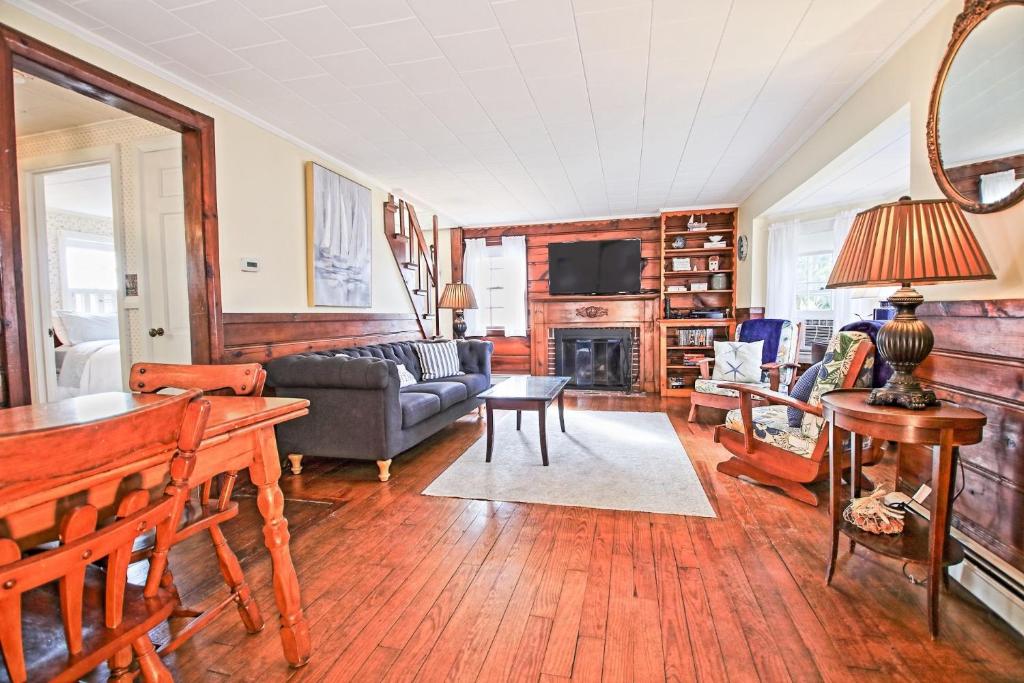 South Yarmouth Cottage by Leavetown Vacations
