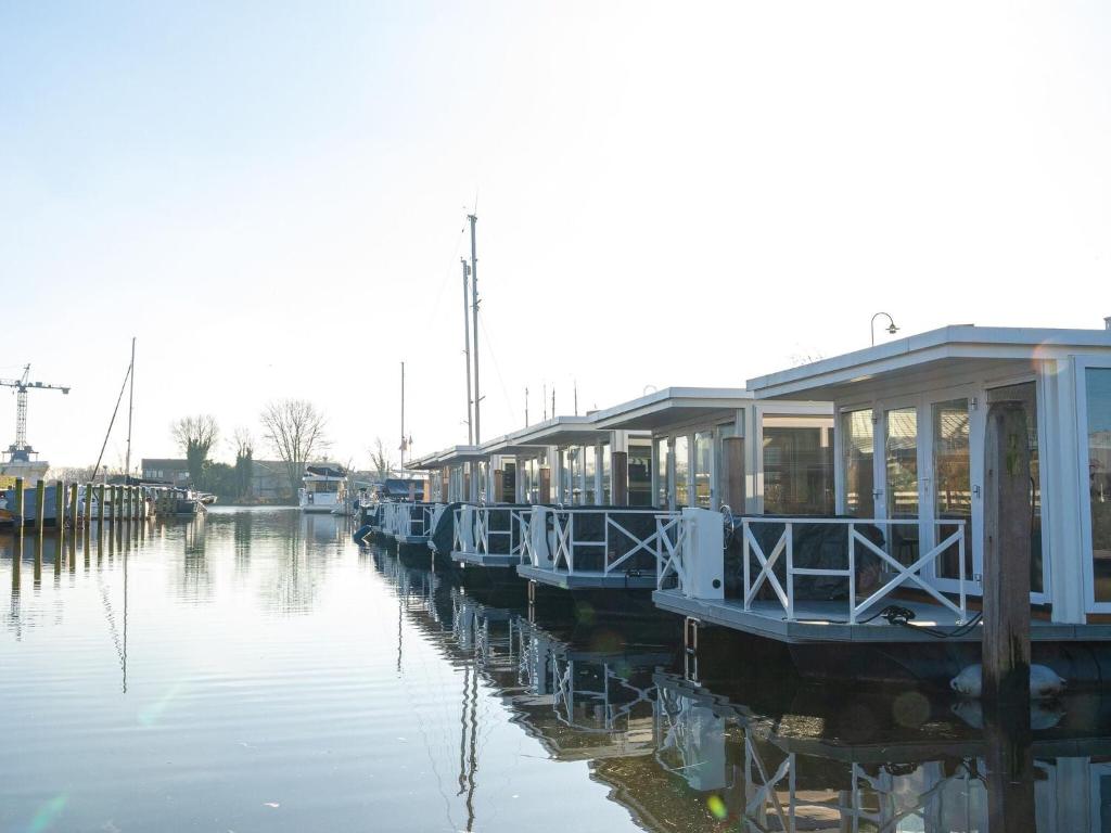 Lush houseboat with roof terrace in Lemmer