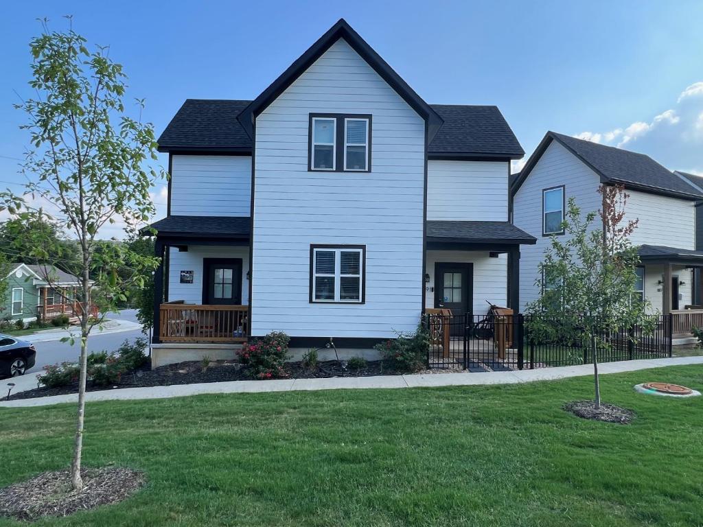 New Centennial Park Luxury Smart Home w Courtyard