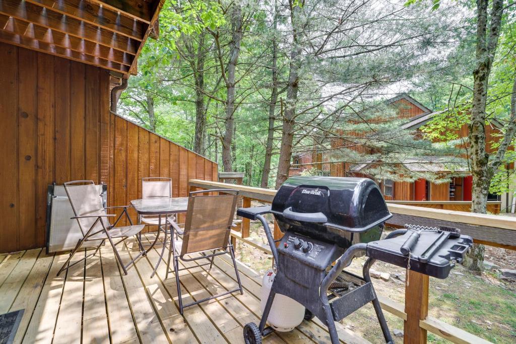 Pet-Friendly Lake Harmony Townhome with Pool Access!