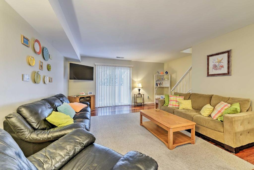 Family-Friendly Wildwood Townhome about 3 Mi to Beach