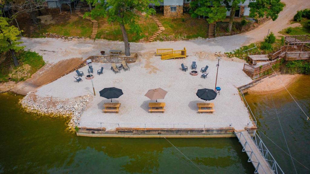 Lakeshore Fishing cabin 1 , dock/boat slip, fire pit.