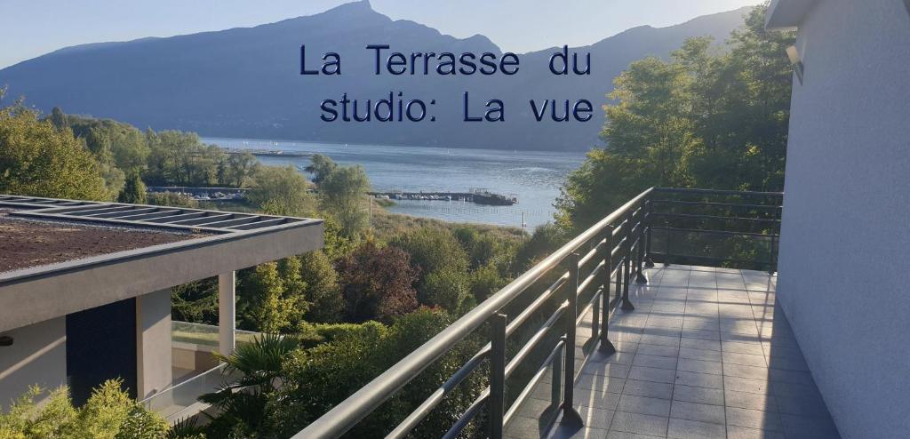 PETIT STUDIO DANS VILLA BORD DE LAC