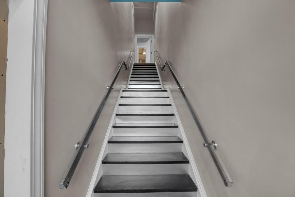 Newly renovated condo! Vibrant open layout! Walking distance to must-see attractions! Free high-speed Internet!