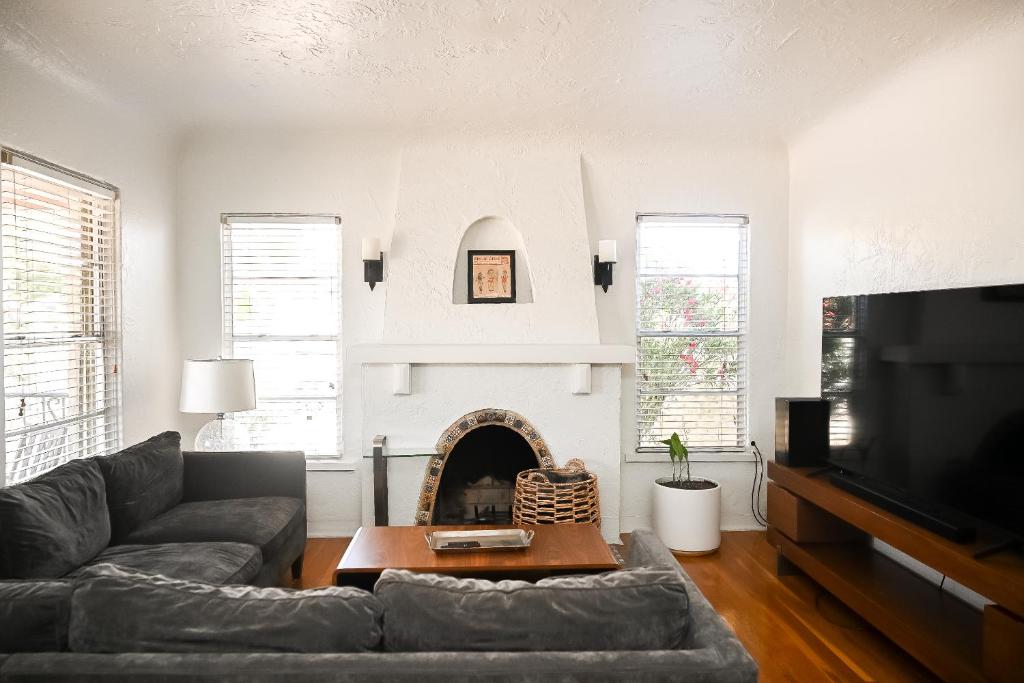 Prime location in kern place !