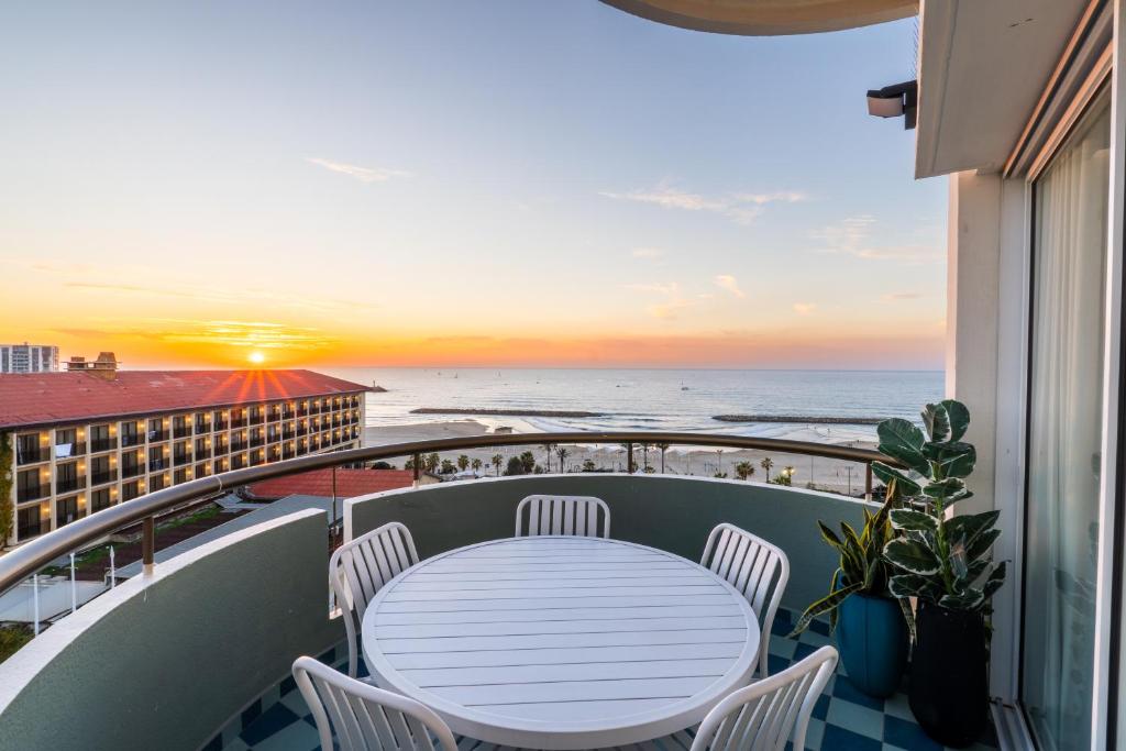 Sunsets Paradise 2BR with Private Parking