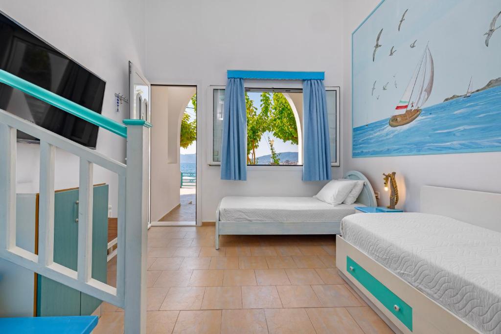 Haraki Mare Studios beach front