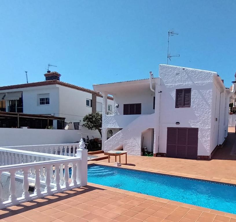 CASA INDEPENDIENTE CON PISCINA A 2 KM. DE LA PLAYA