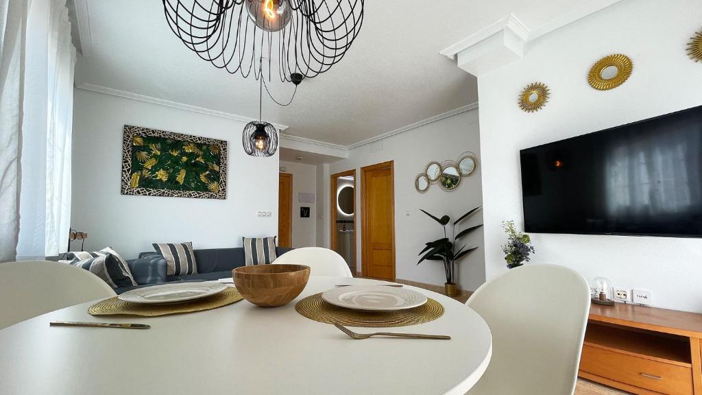 Modern 2 Bedroom Apartment 200m from Beach