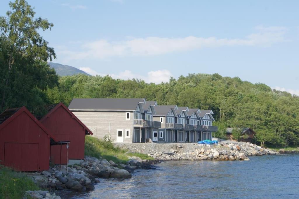 Ny rorbu ved sjøen, sentralt på Sunnmøre