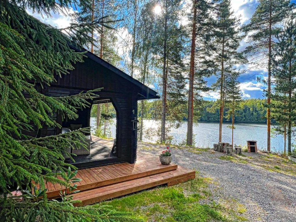 Iken Mökit