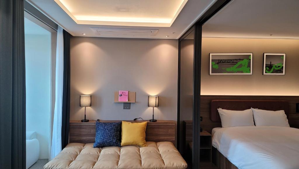 Bona Elbon the stay