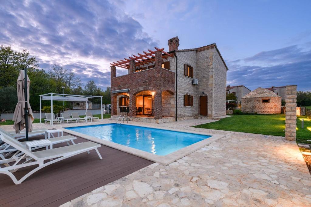 Paradis Villa Stone Queen with Heated Pool