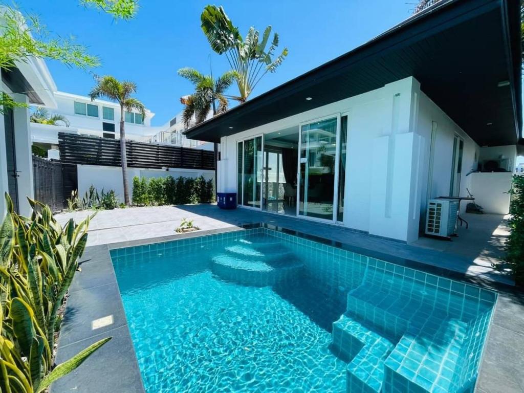 Palm Oasis Pool Villa by Pattaya Holiday