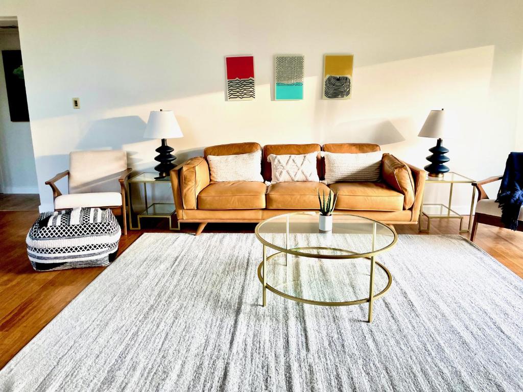 Newly Remodeled Mid-Century Modern Lake Condo
