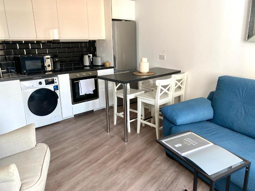 Deluxe City Centre Two Bedroom with Private Balcony - Grand Central House