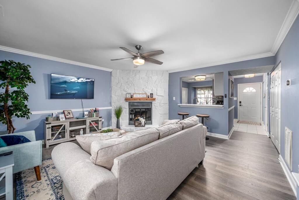 Cozy End Unit Townhouse 1 Mile from Downtown Cary