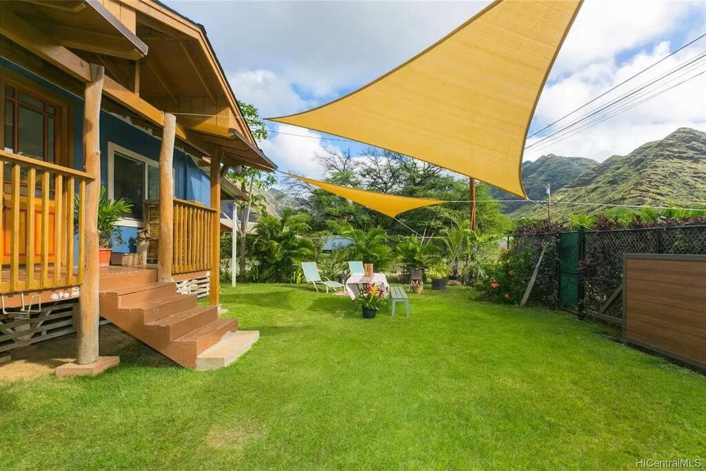 Charming Country Cottage on quiet street just a few steps from the beach!