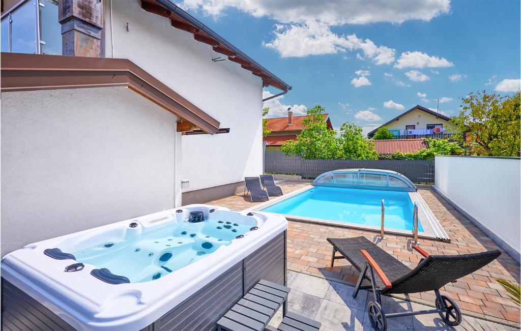 Stunning Home In Dugo Selo With Outdoor Swimming Pool, Jacuzzi And Wifi