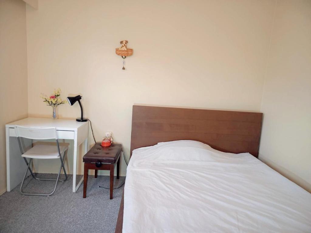 202 private room with queen bed in richmond