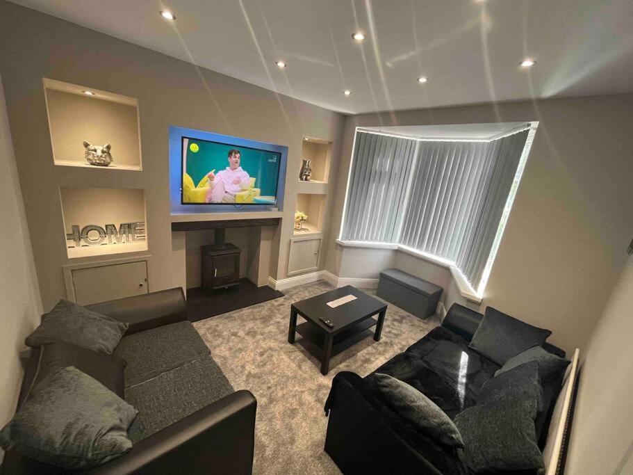 Modern Family home large garden free parking