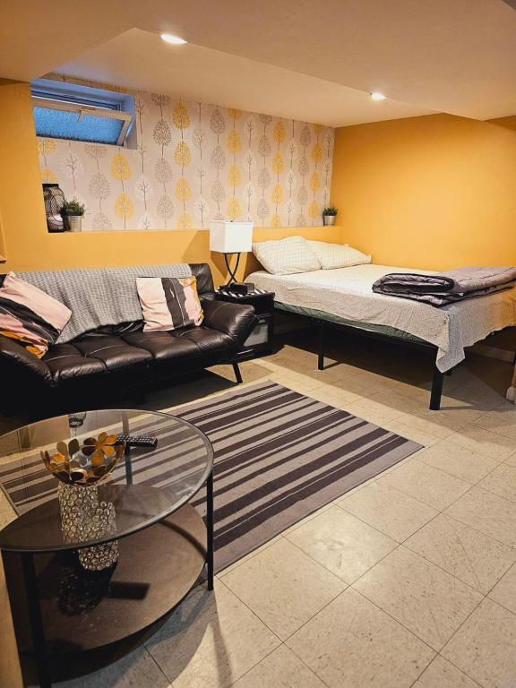 Entire Bubbly Queens Apartment 5 mins from LaGuardia 1 min from train